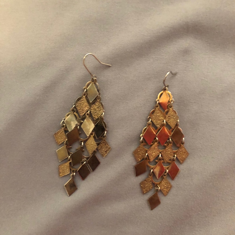 Diamond shape dropping earrings
